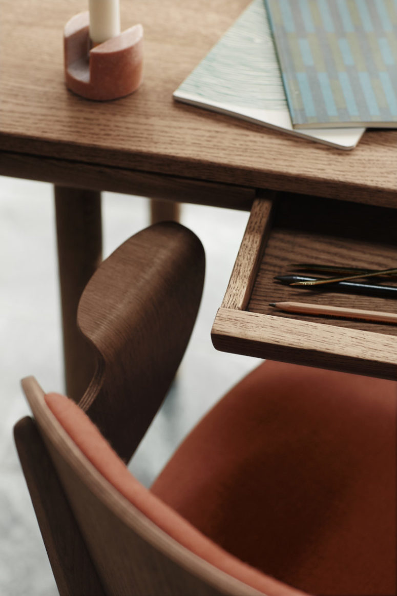 Use the drawer to store gadgets, pens, pencils and stuff like that
