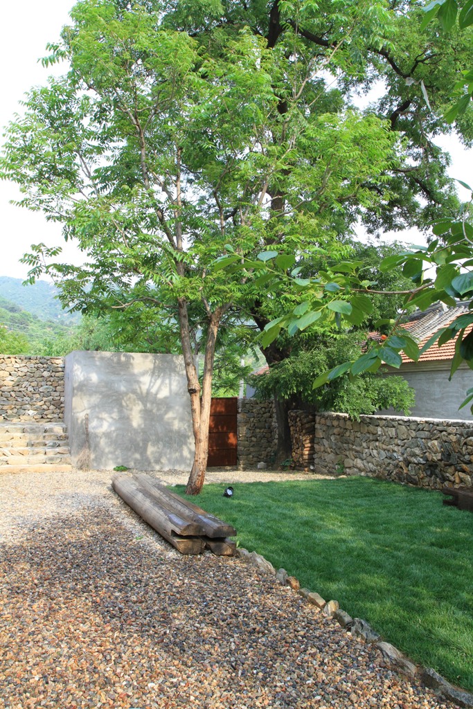 What a gorgeous home and landscape outdoors that invites and shows off the original charm of rural Chinese cottages What a gorgeous home and landscape outdoors that invites and shows off the original charm of rural Chinese cottages