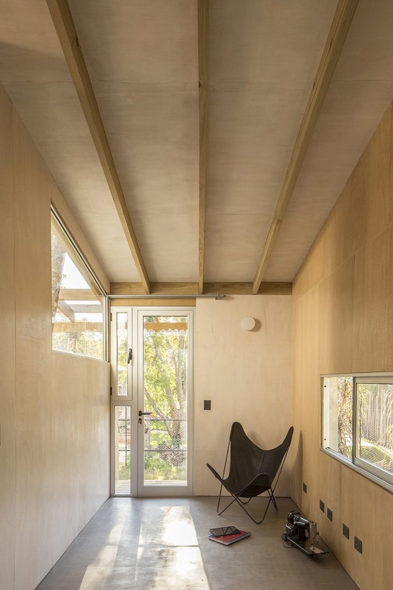 mix of materials used for the house The materials used for decor are simple - wood, plywood, concrete and laminate, there are no colorful touches