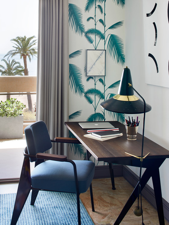 small yet practical working space that is perfect for a freelancer The working space continues feeding the eye with sculptural mid-century modern furniture