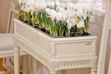 22 a vintage piano part turned into a refined and chic planter, which is ideal for a spring interior