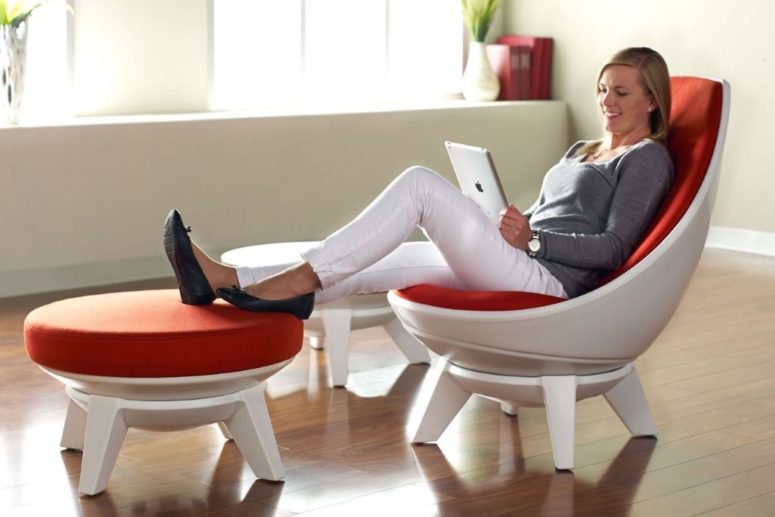 The secret of comfort is a stable base and a swiveling and moving seat