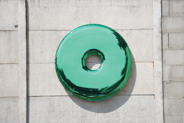 This Gradient Collection includes stainless steel mirrors in blue and green and also gradient ones with curved surfaces
