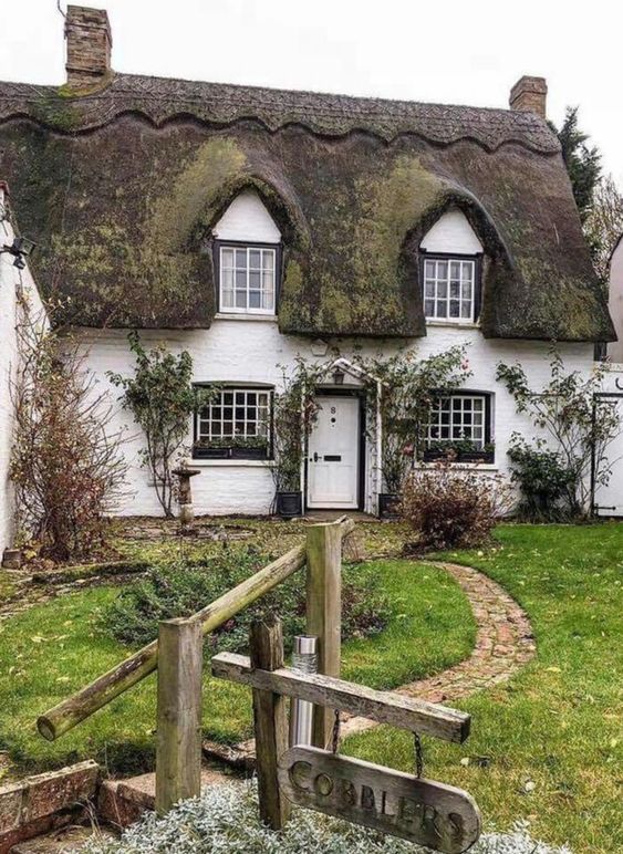 this is how a typical English cottage style home can look like on the outside