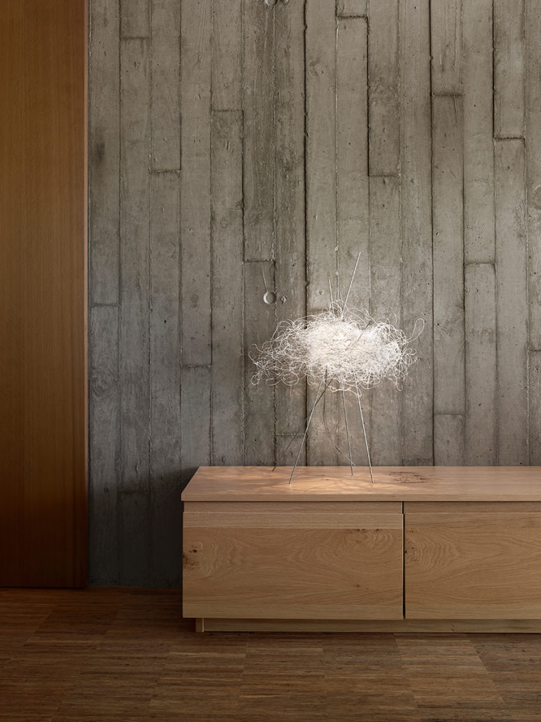 Pili is available in pendant and table versions