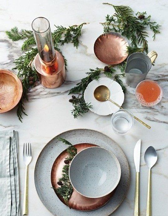 copper chargers, a lamp and somple plates mixed with gold are a great idea for a modern Thanksgiving table setting