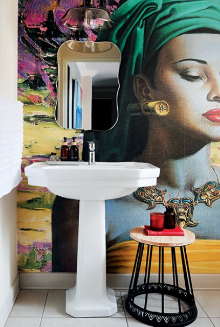 Look at this mudroom, isn't it amazing with this gorgeous wallpaper and a bold stool