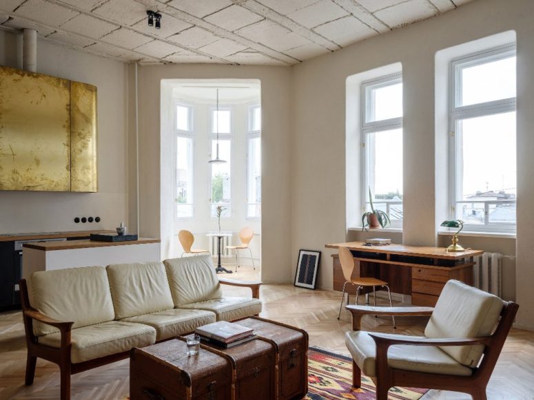 how to design an awkward nook in a practical way The comfy furniture is mixed with vintage finds, and an awkward nook has become a light-filled dining space