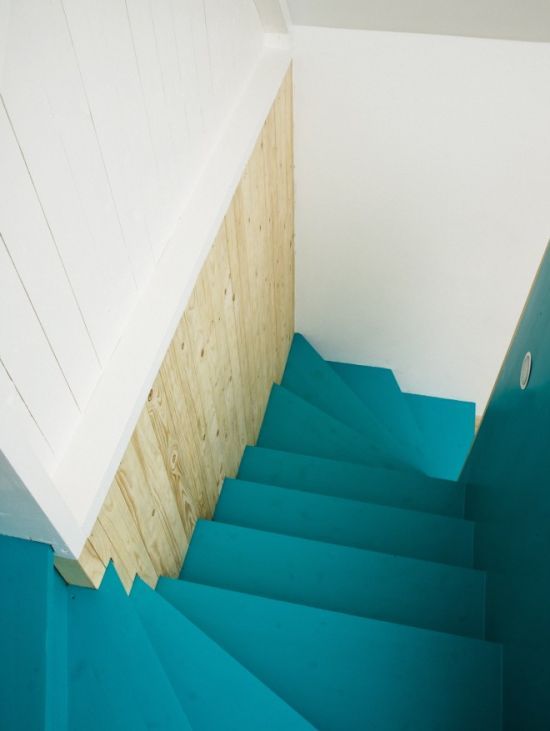 paint your stairs in some bold color completely to make a bright statement in the space and make it stand out