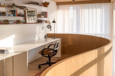 10 The inner balcony features a home office with comfy furniture and much light