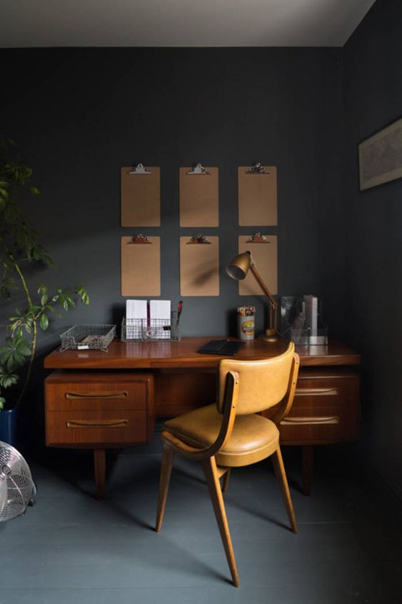 a wooden desk, a leather chair and metal touches are great for decorating a mid-century modern space