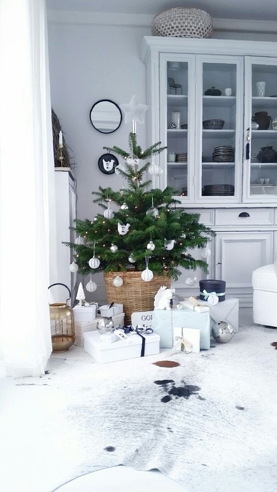 25 Scandinavian Christmas Tree Decor Ideas - DigsDigs