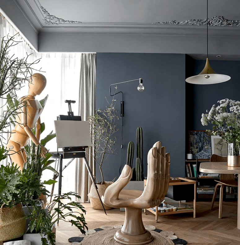 These spaces feel like an at home museum, with unique artworks and modern furniture mixed all over These spaces feel like an at home museum, with unique artworks and modern furniture mixed all over