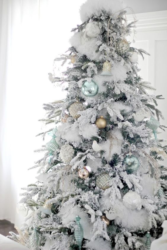How To Decorate A Christmas Tree With Fake Snow