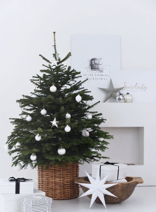 78 Scandinavian Christmas Tree Decor Ideas - DigsDigs