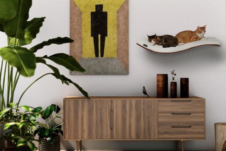 The cat shelf focuses your cat's jumping desires to a single and comfortable space, it's enough for two kitties