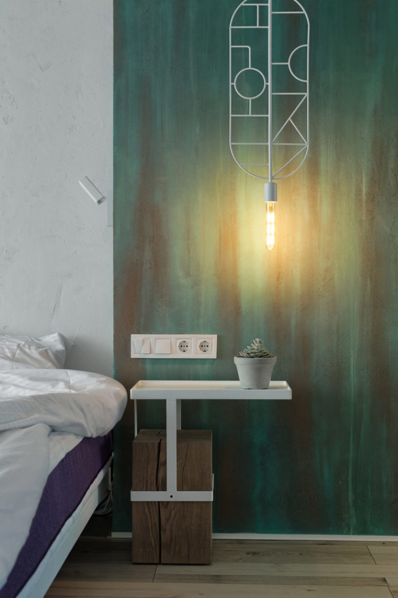 The bedside tables are of wood stumps and white metal, the hanging lights are cool shaped
