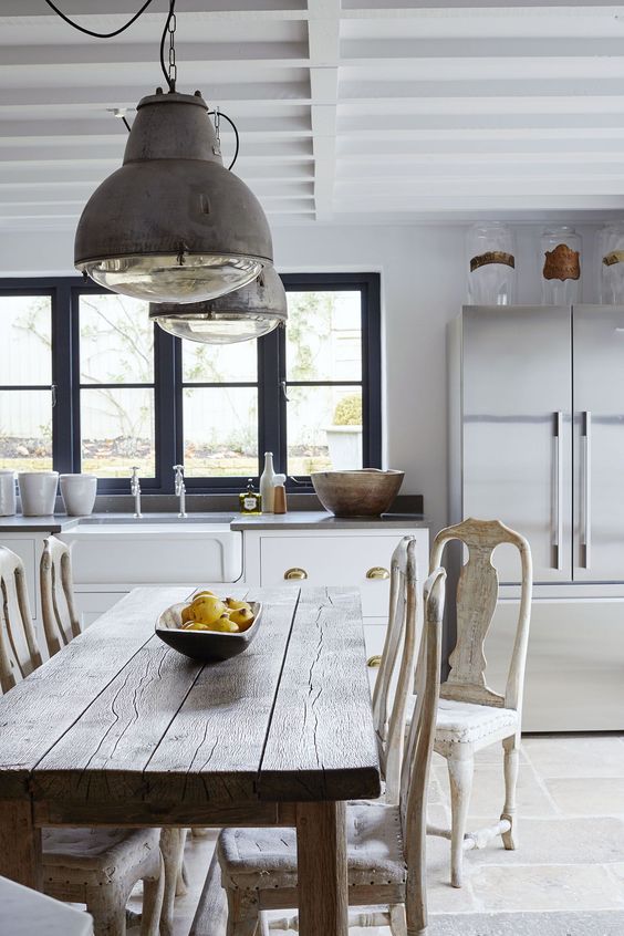 wood is always a good material for making furniture, pay attention to it