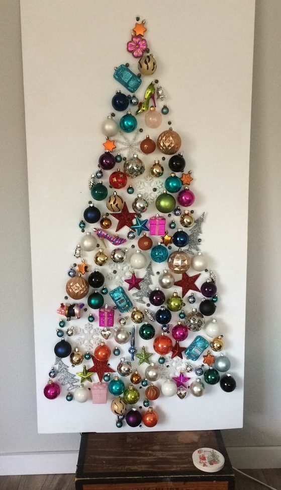 a Christmas tree wall art made of bright vintage ornaments is always a good idea and a very refined decoration