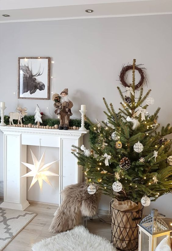 a small Christmas tree decorated with lights, stars, ornaments and pinecones is a catchy and cool idea