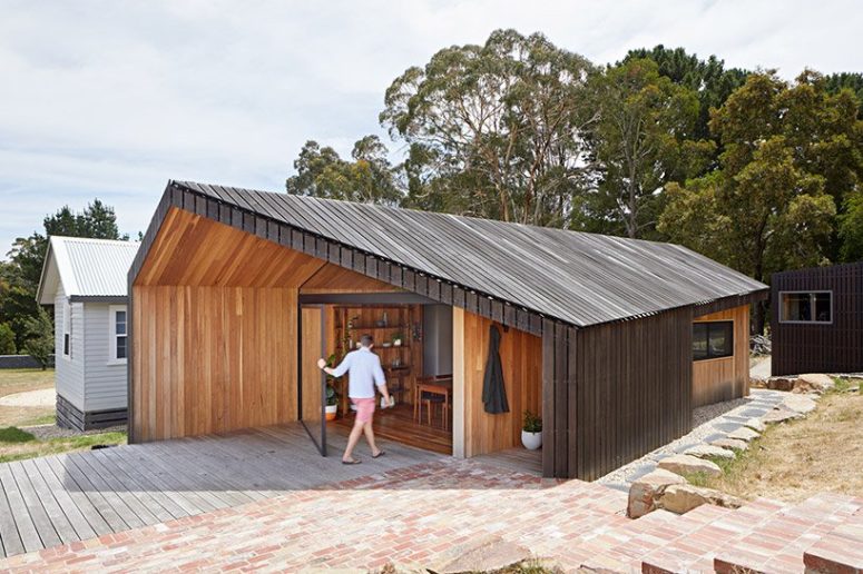 Limerick House imitates local rural sheds and is clad with black wood to give it a fresher and more modern feel