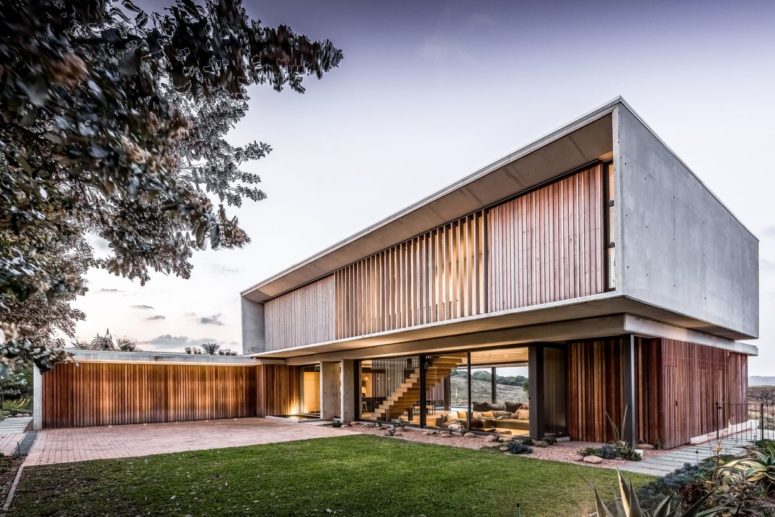 This contemporary Forest House is organized in three volumes, it features panoramic views and functional design