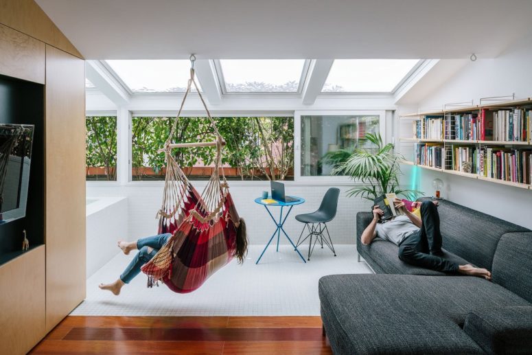 A living room is a comfy space with a working zone and a bathing zone, too, which is a very unusual idea A living room is a comfy space with a working zone and a bathing zone, too, which is a very unusual idea