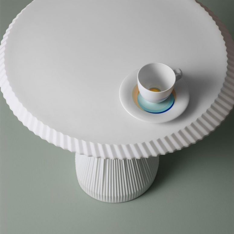 The edge is also ruffled to imitate fabric, which makes it evne more natural
