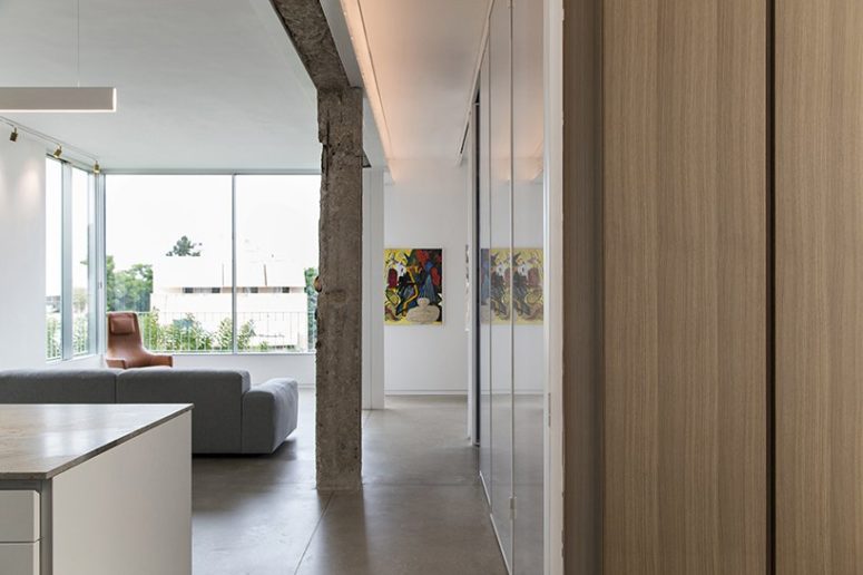 The living room is a spacious and airy one, with minimum of furniture and a glazed nook to enjoy views The living room is a spacious and airy one, with minimum of furniture and a glazed nook to enjoy views