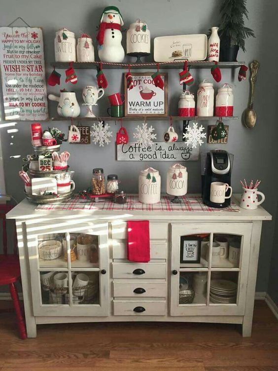 25 Cozy Christmas Kitchen Decor Ideas - DigsDigs