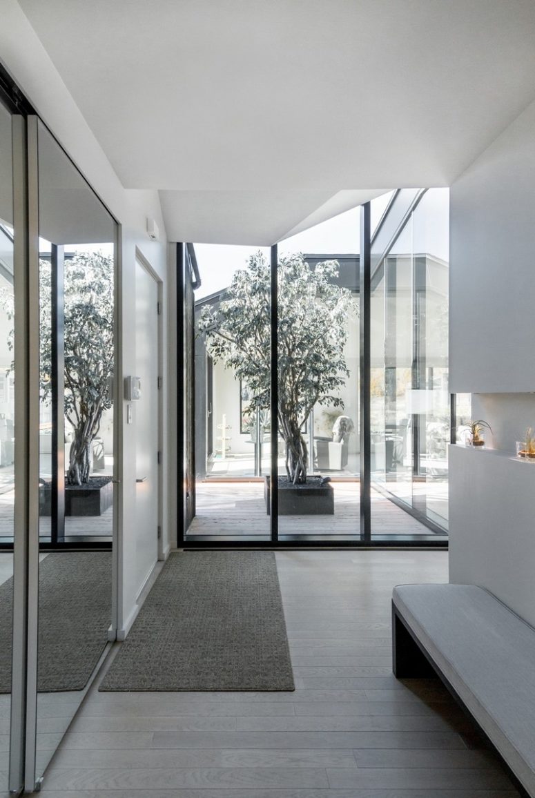 The spaces of the house enjoy much natural light and amazing views plus entrances to the multiple terraces The spaces of the house enjoy much natural light and amazing views plus entrances to the multiple terraces