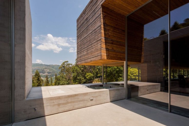There's an outdoor hot tub, which allows enjoying the views as much as possible