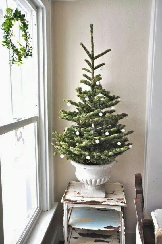 small-scaled Christmas ornaments are always cool, size them down to get more space