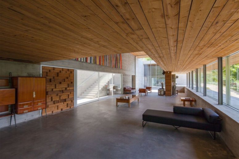 The house is designed as a hybrid between a leisure and work environment, there's much functional furniture and cool views