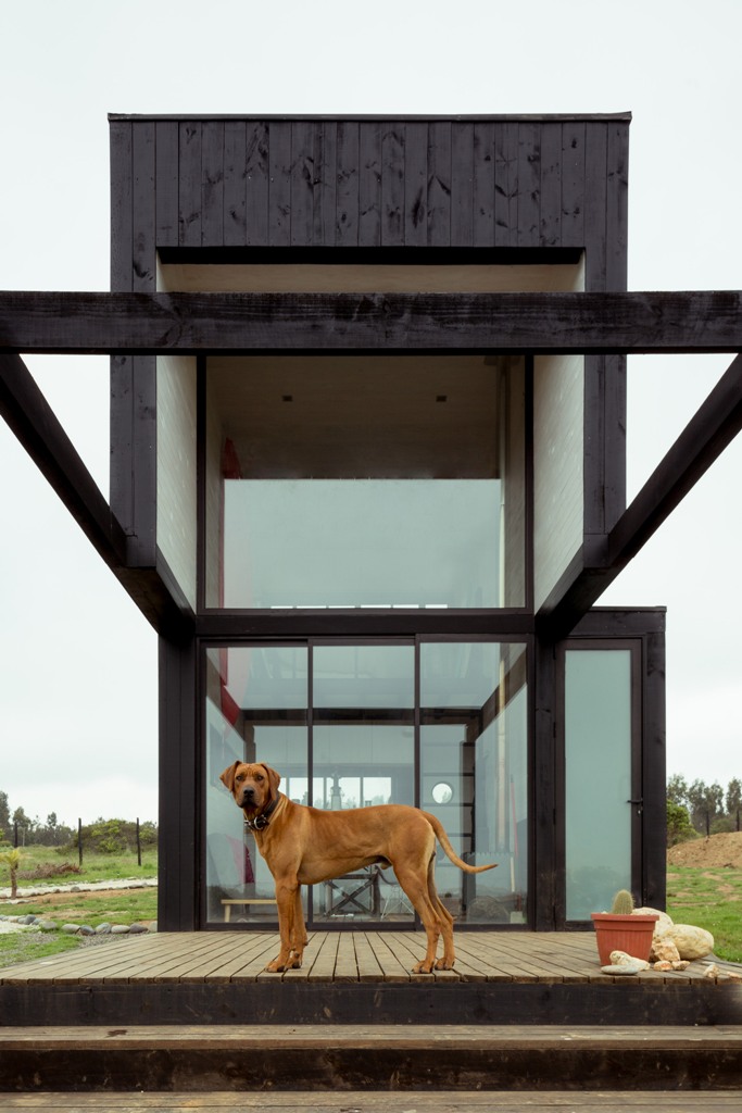 The architecture of this home is even more striking than of the main one