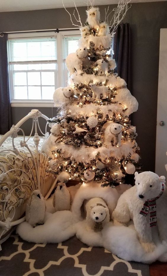 25 All-White Christmas Home Decor Ideas - DigsDigs