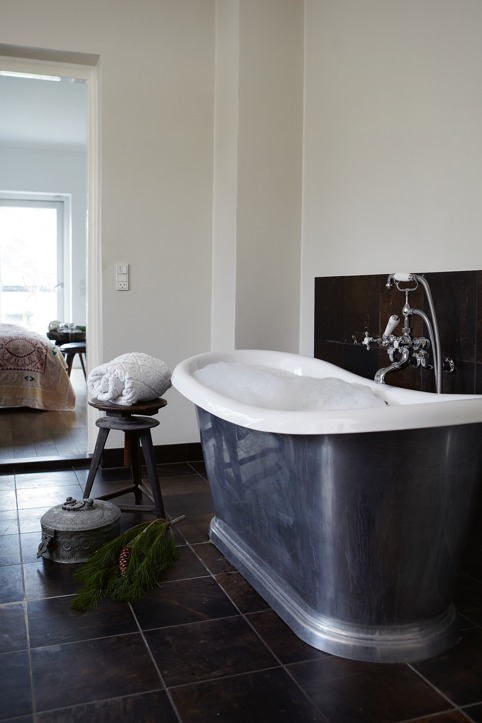 black and whtie bathroom design The bathroom is done in black and white, with some vintage stuff and a large galvanized bathtub