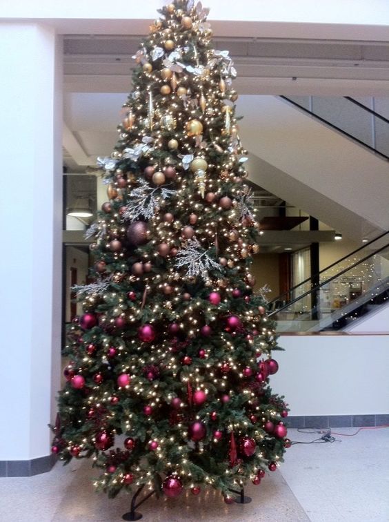 a gorgeous ombre Christmas tree from gold to chocolate brown and red plus lights is a bold and colorful idea