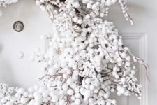 16 a Christmas wreath imitating a snowy one with white fake berries is a chic and refined idea
