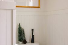 19 some tinsel Christmas tree on the toilet and a single pinecone – you won’t need more to create a cool holiday feel