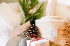 20 a basket with towels, a snowy pinecones, mugs and evergreens is ideal to take a luxurious bath at Christmas