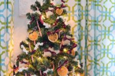 21 decorate your kitchen Christmas tree with edibles – cranberries, citrus, popcorn and cookies