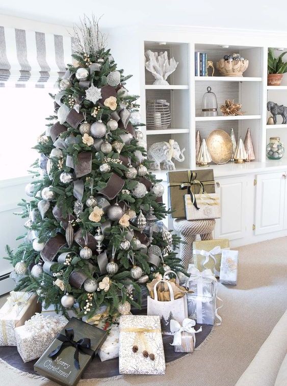 25 Ways To Decorate Your Christmas Tree With Ribbons - DigsDigs