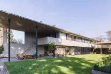 01 This contemporary house of concrete with extensive glazing lets enjoying the views and much light