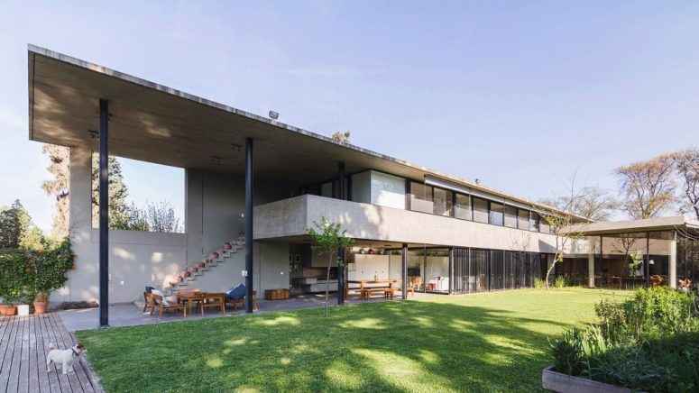 This contemporary house of concrete with extensive glazing lets enjoying the views and much light