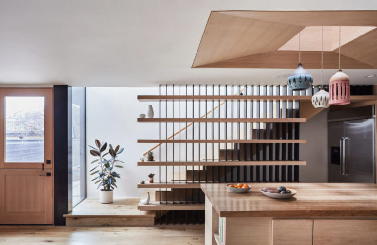 The addition is done in contemporary style, with much natural light, wood and stylish furniture
