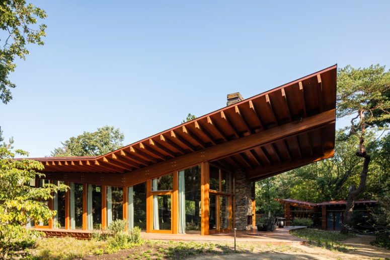 The main structure is made of various wood types that give it a soft palette of natural tones, the same goes to inner decor