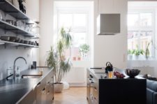 03 The kitchen and entryway are integrated into the living room cohesively to achieve a stylish look