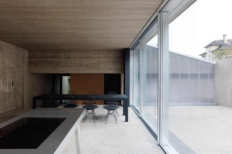 The space is opened to an inner courtyard, which hides the owners from the views with tall walls