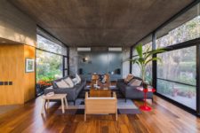 04 The inner spaces are welcoming and chic, there are many glazed walls, which can be removed any time